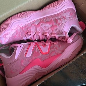 NIB Pink New Balance Basketball Shoes Size 7 women’s / 5.5 men’s